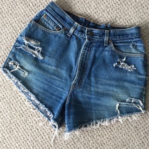 💫 Vintage Levi’s High Waisted Cut Off Jean Shorts